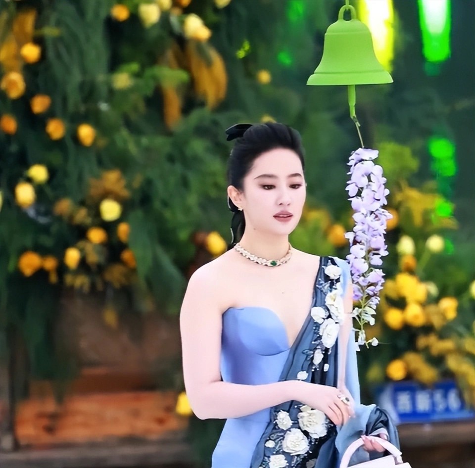 杜星霖张纪中夫妇晒四胎女儿，小龙珠模样惹人爱‌