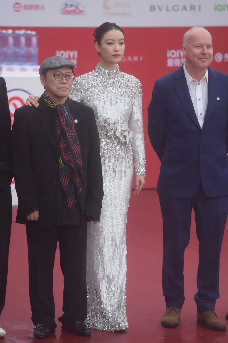 昔日貌美女星 一婚嫁留苏学生 二婚嫁名导 一生都善良 却被亲儿子杀害
