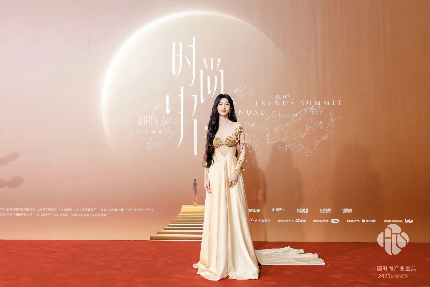 杨颖落寞现身演唱会,黄晓明新剧成王炸,“离婚三年”落差太大!