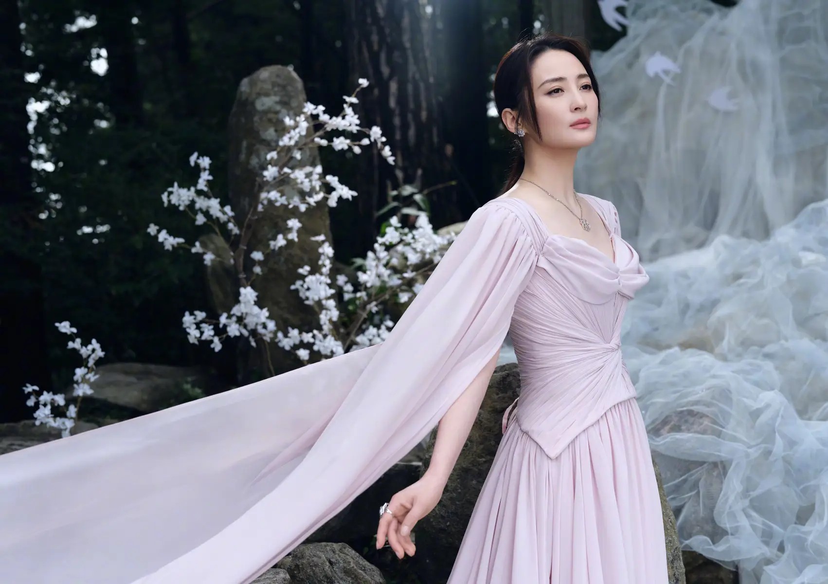 抠图穿帮，妆造辣眼！《赴山海》开播就是年度最烂？