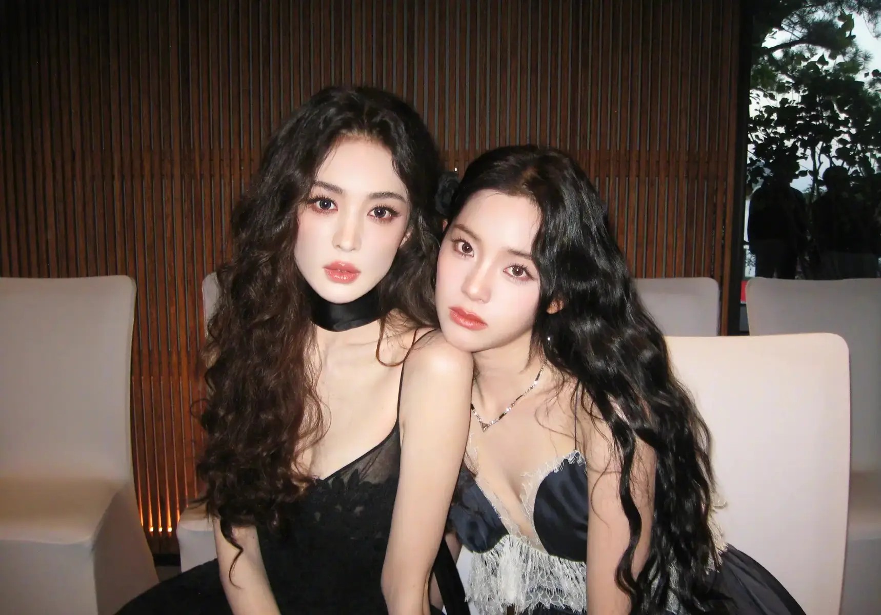 王思聪消费降级！现身新加坡吃大排档，4位美女同桌，全程无交流