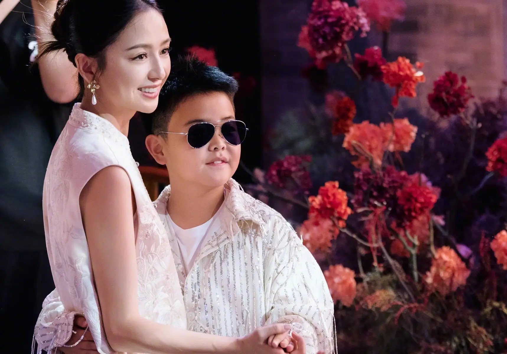 45岁高圆圆董洁同框引热议：状态差异背后的人生选择