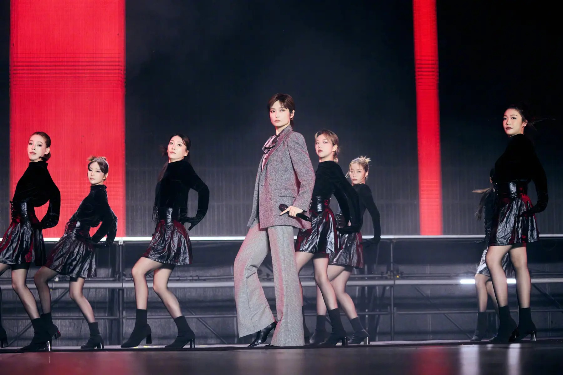 台湾无票男子闯入车站被阻，竟将站务员推落铁轨