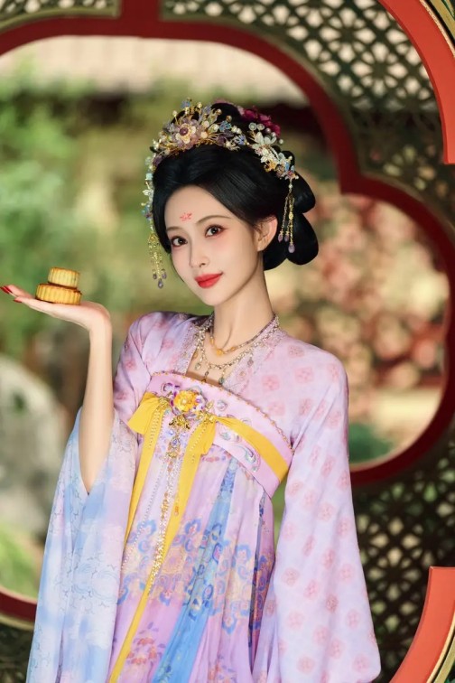 唐艺昕亲子照：萌娃侧颜背后的温馨与美好