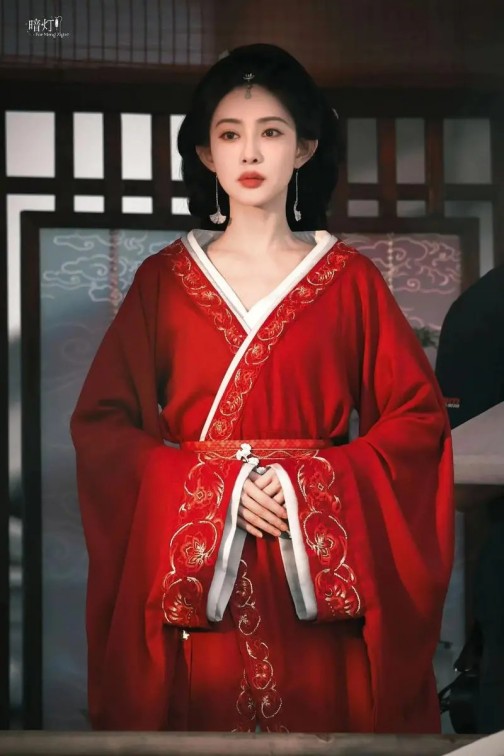 白鹿幽默回应牙片碎了，放下女明星包袱，强调与暴瘦无关粉丝安心