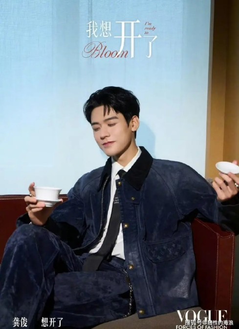 54岁杨钰莹不见老！穿小白裙在豪宅里庆生好美，阿姨年纪却像00后