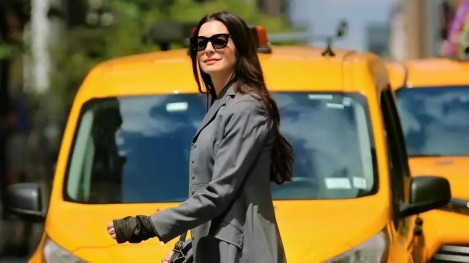 TVB主题曲一姐晒爱猫照！意外曝光柜子里多款名牌包，价值过百万