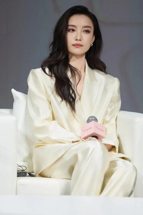 香港知名女星李明慧家暴风波：勇敢维权路，终迎曙光