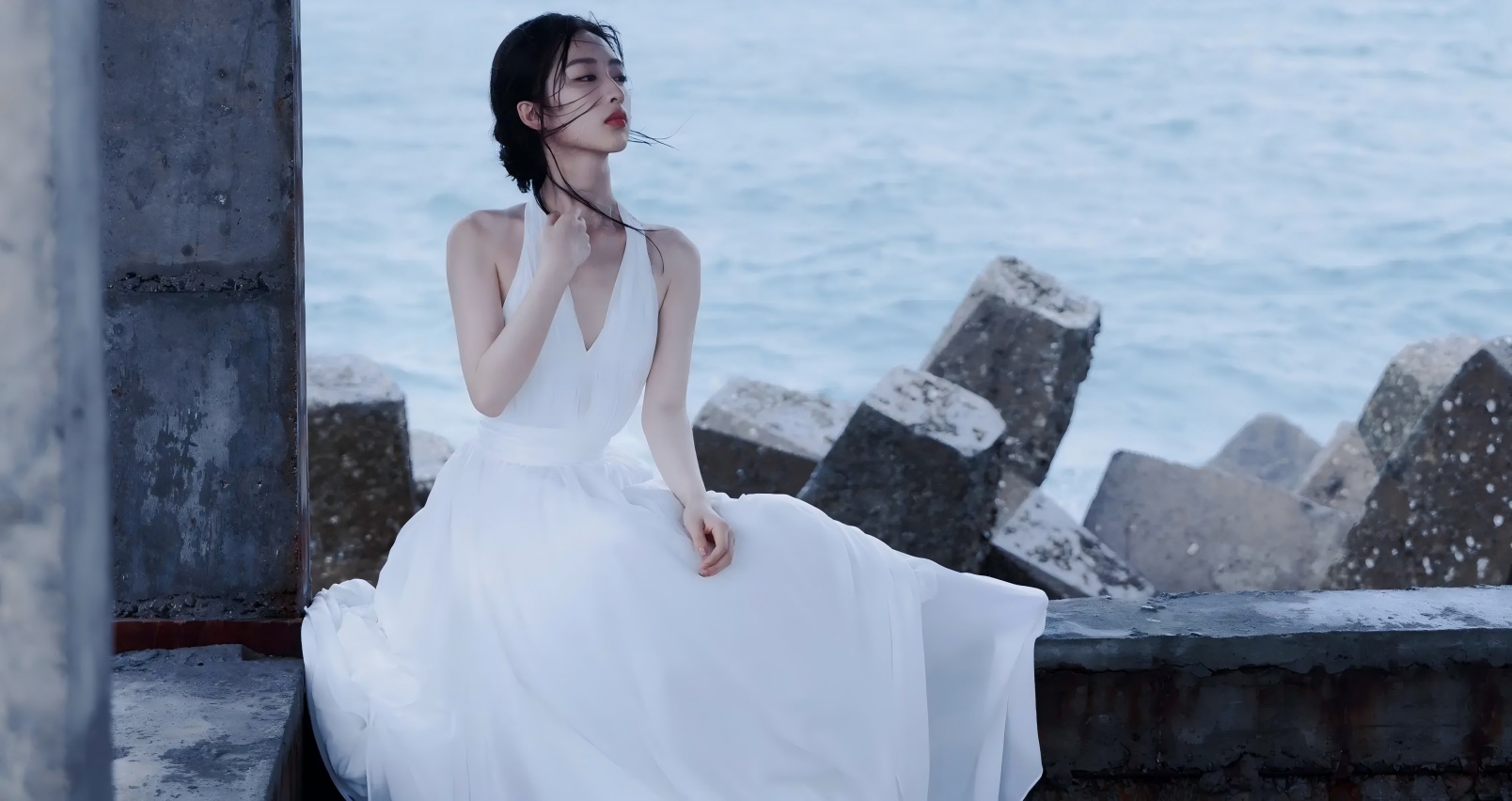 TVB视后胡定欣腹部凸起引怀孕猜测，恋爱不足一年闪婚引关注